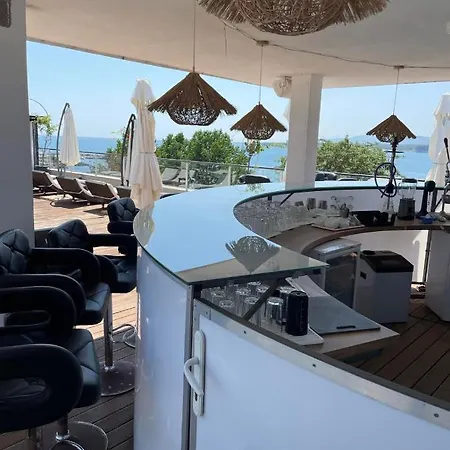 Deluxe Апартамент *